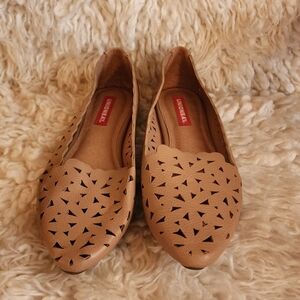 UNIONBAY Women's Beige Cutout Flats